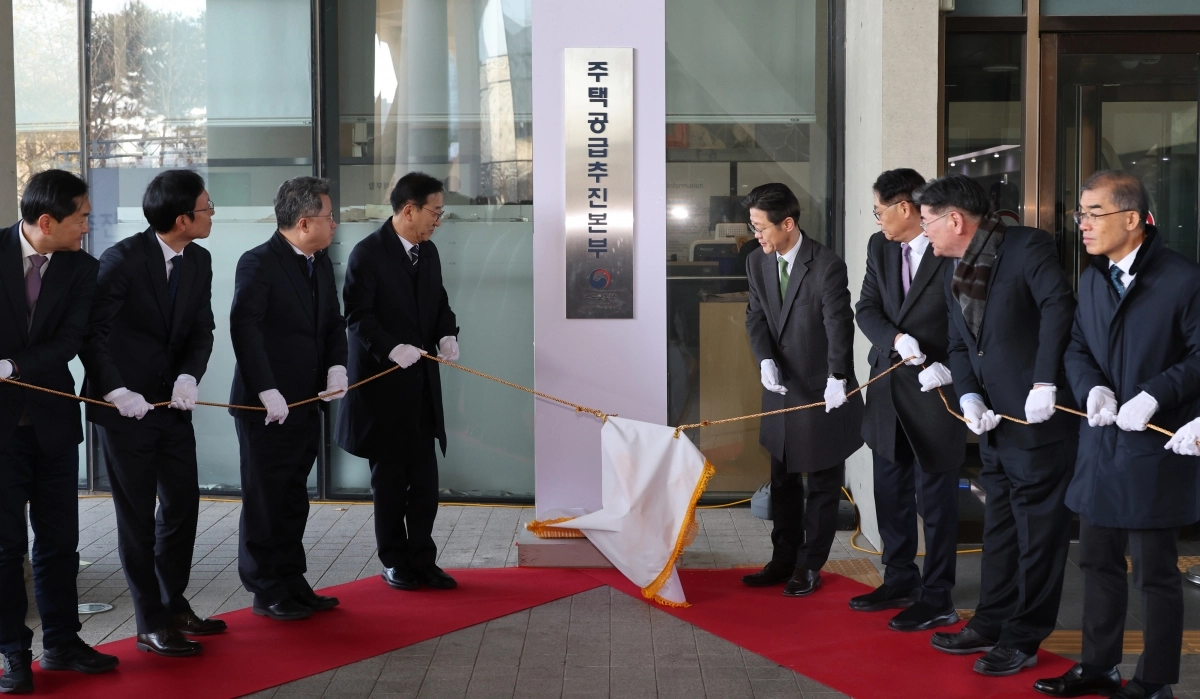 [세종=뉴시스] 강종민 기자 = 김윤덕 국토교통부 장관이 2일 오전 세종시 정부세종청사에서 열린 주택공급추진본부 출범식에 참석해 김영국 주택공급추진단 본부장, 이상욱 LH 사장 직무대행, 황상하 SH 사장 등과 현판 제막식을 하고 있다.  2026.01.02. ppkjm@newsis.com