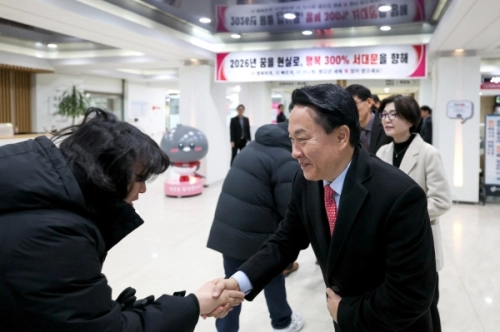 이성헌 서울 서대문구청장이 2일 구청 로비에서 출근하는 직원들과 악수하고 있다.   서대문구 제공