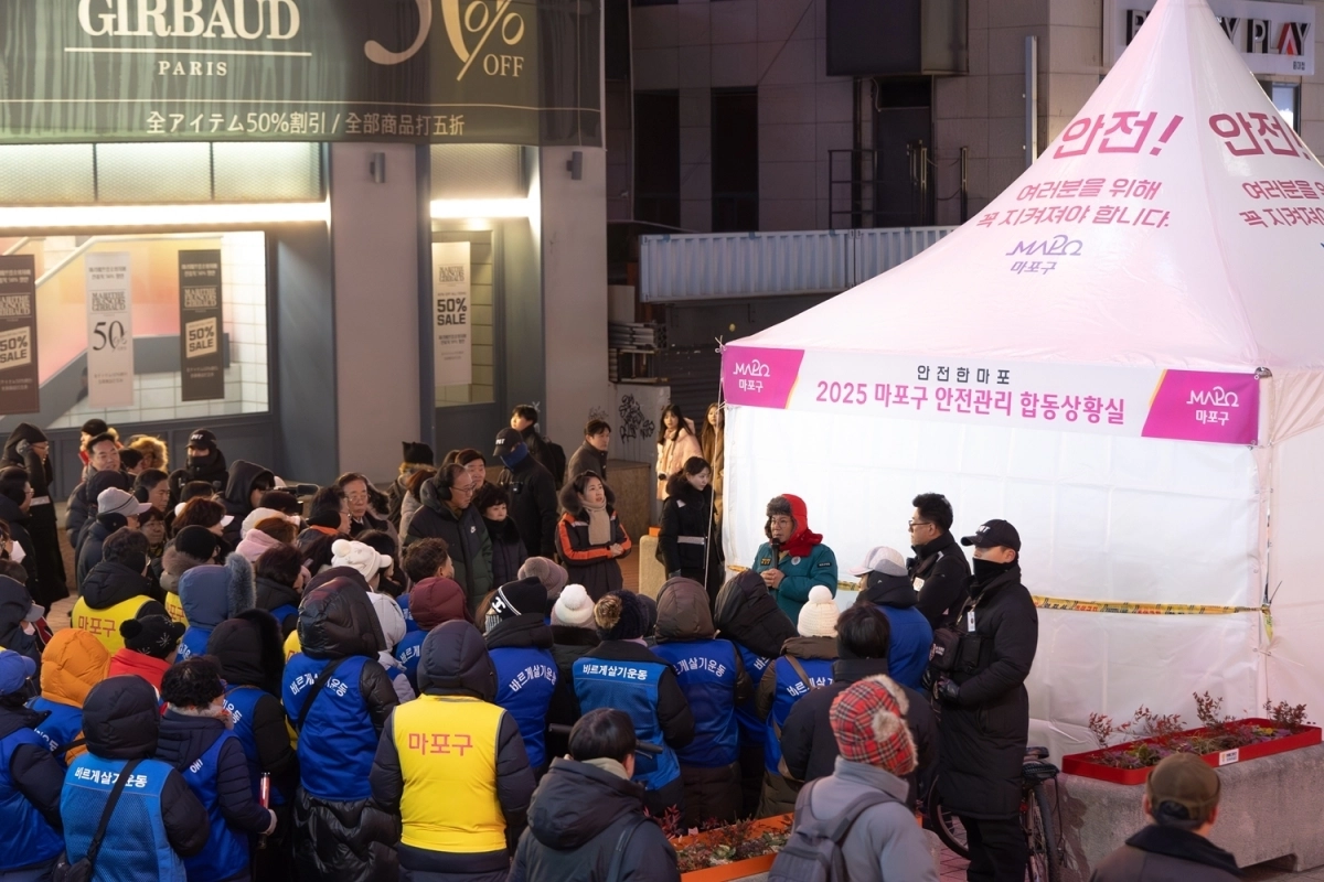 서울 마포구 공무원들이 연말 홍대 레드로드에서 인파 관리를 하고 있다. 마포구 제공