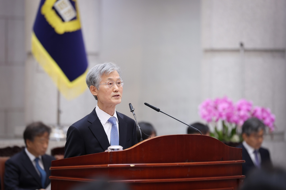 조희대 대법원장이 2일 서울 서초구 대법원 청사에서 열린 시무식에서 신년사를 하고있다. 대법원 제공