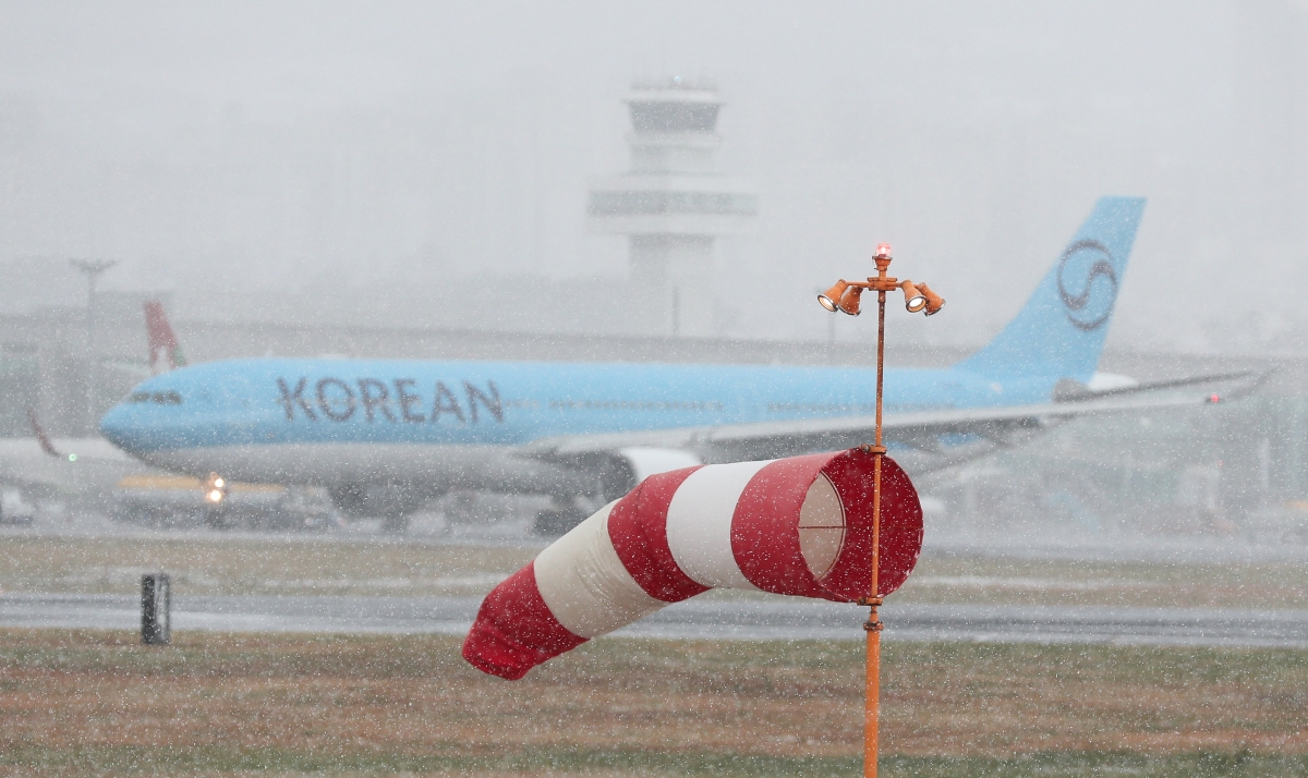 제주 지역에 대설 및 강풍 특보가 발효된 2일 오전 제주국제공항 활주로에 강한 눈보라가 일고 있다. 뉴시스