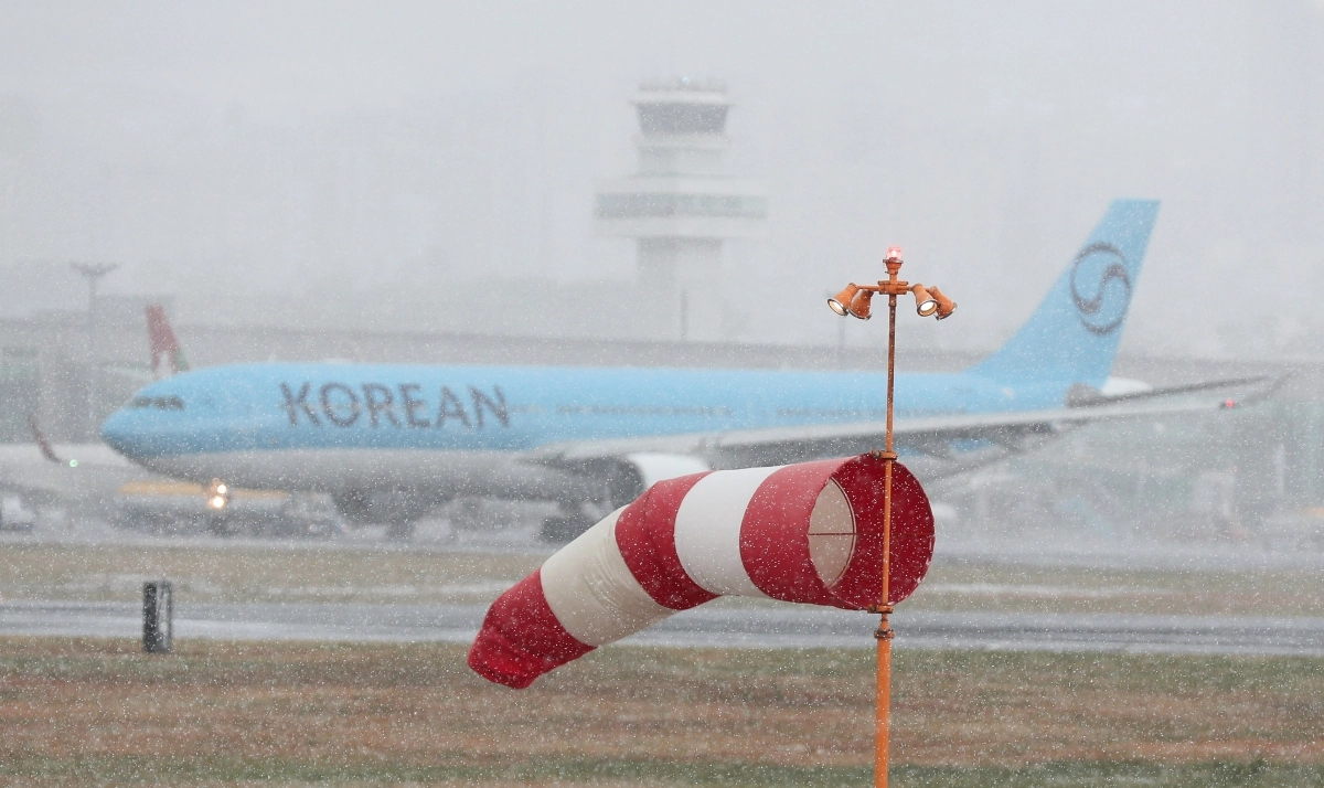 제주 지역에 대설 및 강풍 특보가 발효된 2일 오전 제주국제공항 활주로에 강한 눈보라가 일고 있다. 뉴시스
