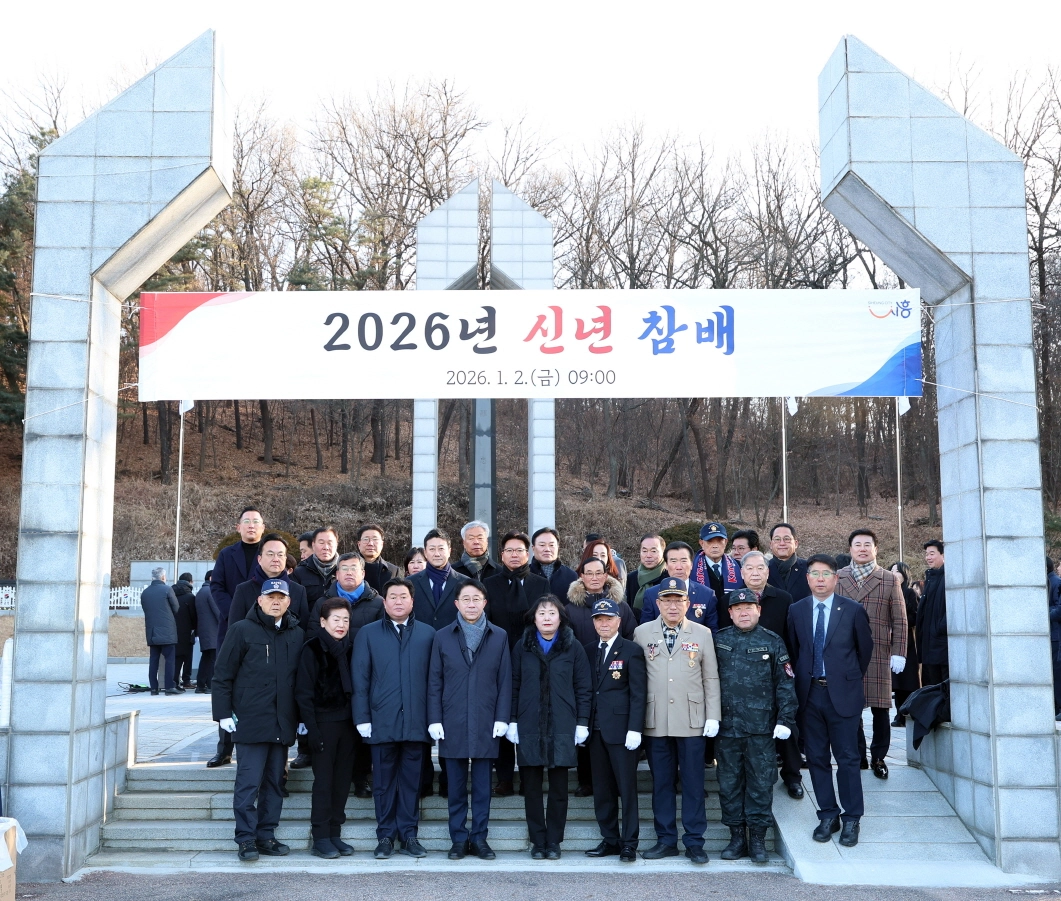 김진경 의장이 ‘2026년 신년 참배’를 마친 후, 함께한 도의원 및 보훈단체 회원들과 기념촬영을 하고 있다.(사진=경기도의회)