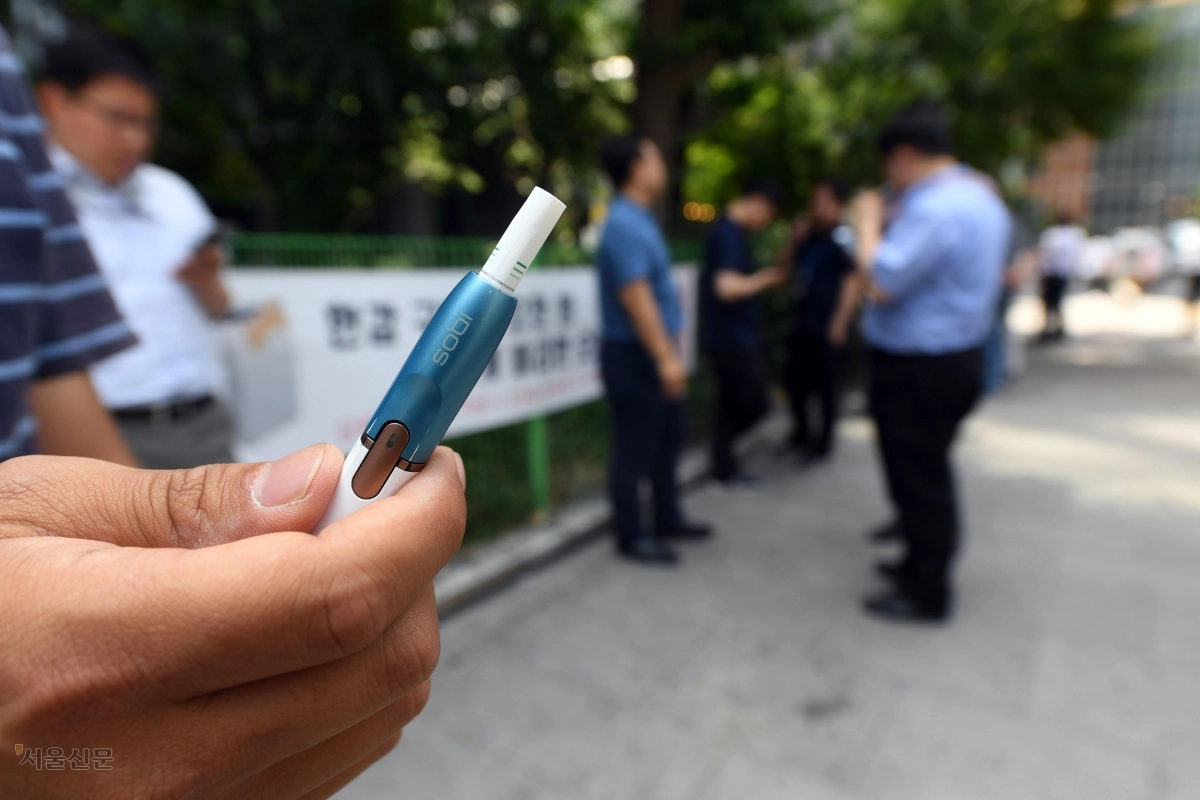 7일 서울 종로구의 한 흡연장소에서 흡연가들이 궐련형 전자담배를 피고  있다. 2018. 6. 7 정연호 기자 tpgod@seoul.co.kr