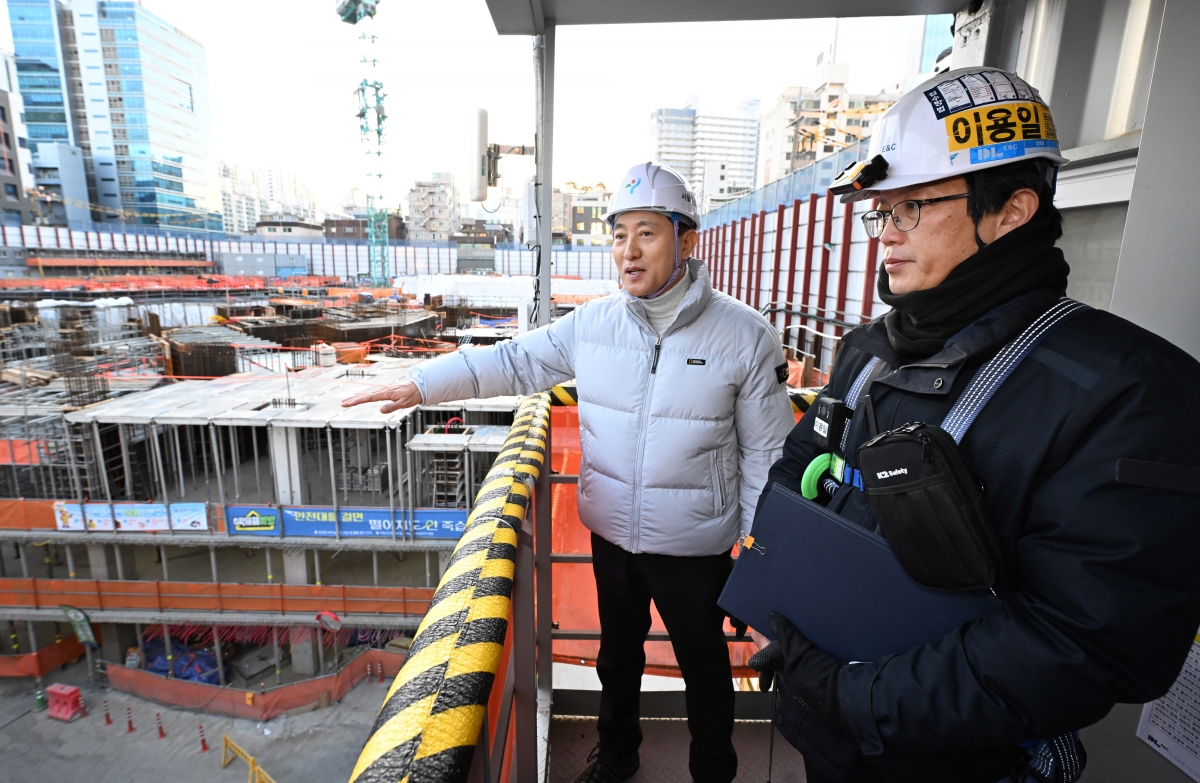 오세훈 서울시장(왼쪽)이 2일 영등포구 재건축 현장을 찾아 공사장 안전관리 현황을 점검하고 있다. 서울시 제공