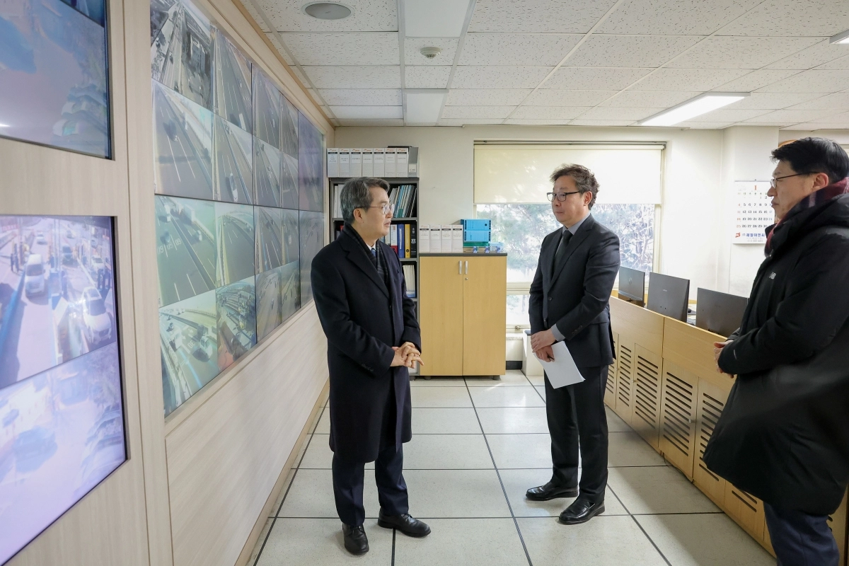 김동연 경기도지사가 1일 일산대교 현장을 찾아 통행료 무료화를 적극 추진하겠다는 의지를 거듭 밝혔다. (경기도 제공)