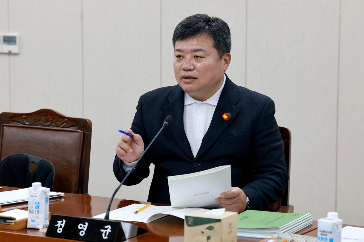 정영균 도의원이 도정질문을 하고 있다.