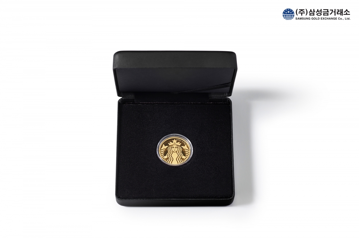 삼성금거래소가 스타벅스 코리아와 협업해 제작한 새해 맞이 이벤트 경품 ‘골드 코인’ 호반그룹 제공