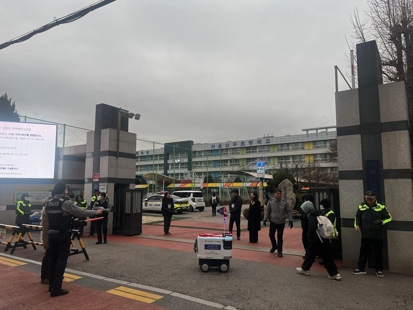 지난달 23일 서울 신구초등학교 앞에서 지역 주민, 경찰과 함께 ‘아동 유인 방지 및 안전한 등굣길 조성을 위한 합동 캠페인’을 실시한 이새날 의원
