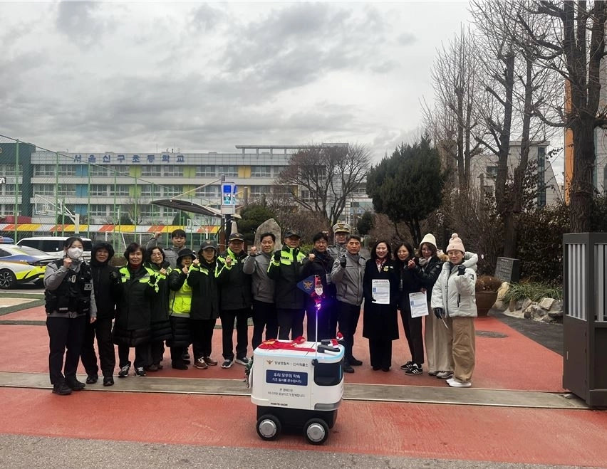 지난달 23일 ‘아동 유인 방지 및 안전한 등굣길 조성을 위한 합동 캠페인’을 실시한 이새날 의원(오른쪽에서 세 번째)이 참석자들과 기념촬영을 하고 있다.