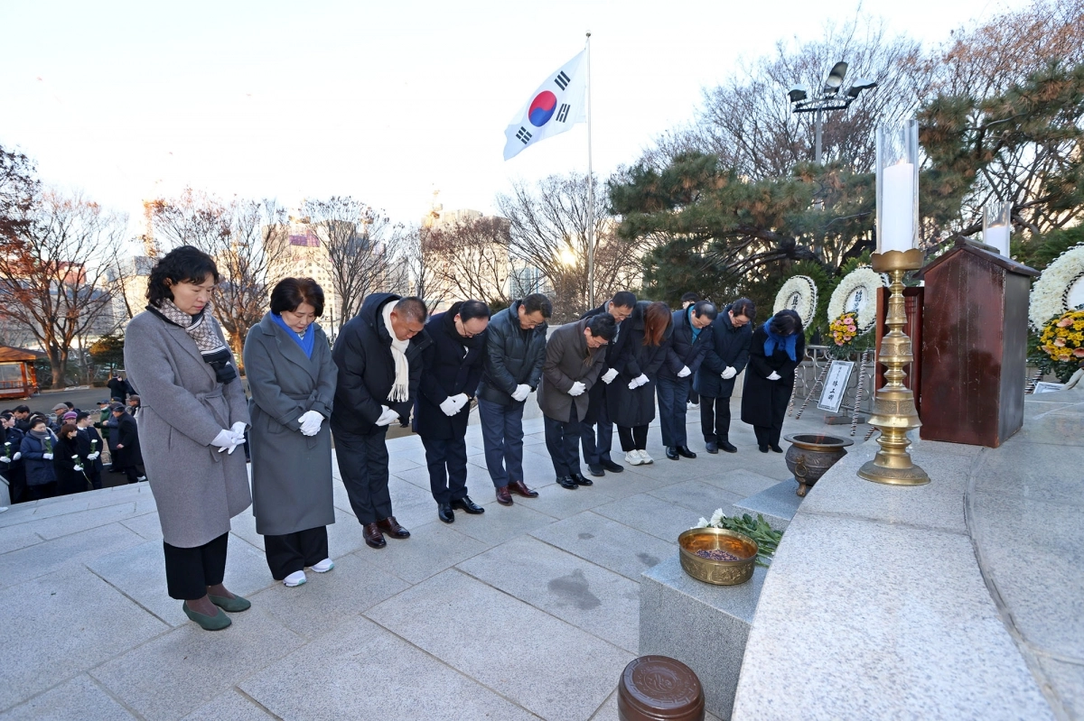 2일 현충탑을 참배하며 의정활동을 시작한 광명시의회(의장 이지석). 광명시의회 제공