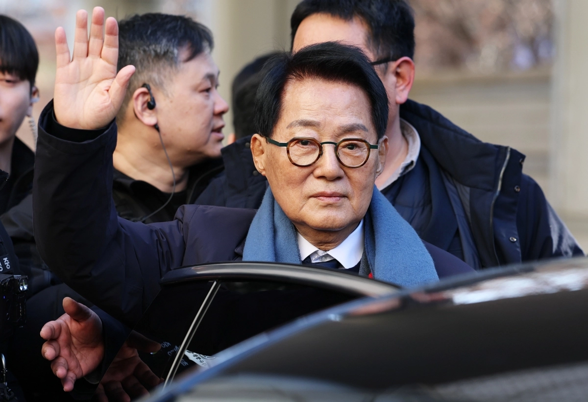 박지원 전 국가정보원장이 지난달 26일 서울중앙지법에서 열린 ‘서해 공무원 피격 사건’ 1심 선고 공판에서 무죄를 선고받은 다음 법원을 떠나고 있다. 뉴스1