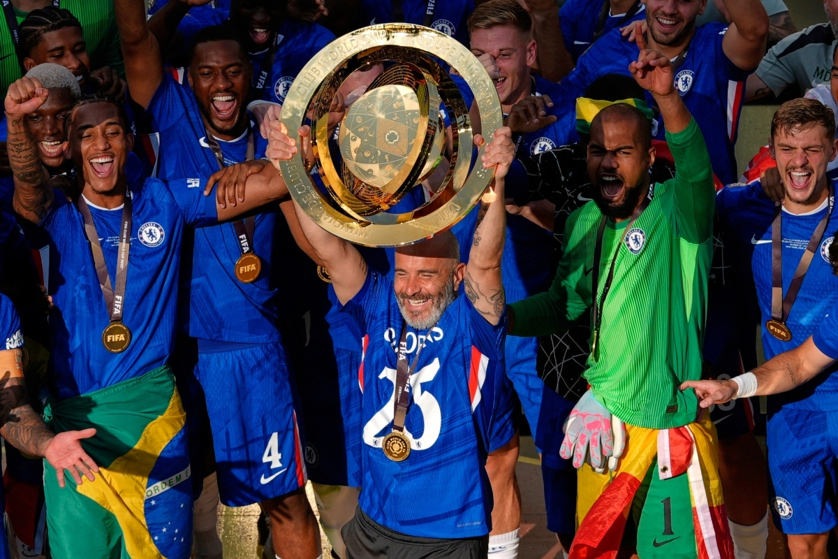 지난해 클럽 월드컵 우승 후 트로피를 들고 기뻐하는 마레스카 감독. AP 뉴시스