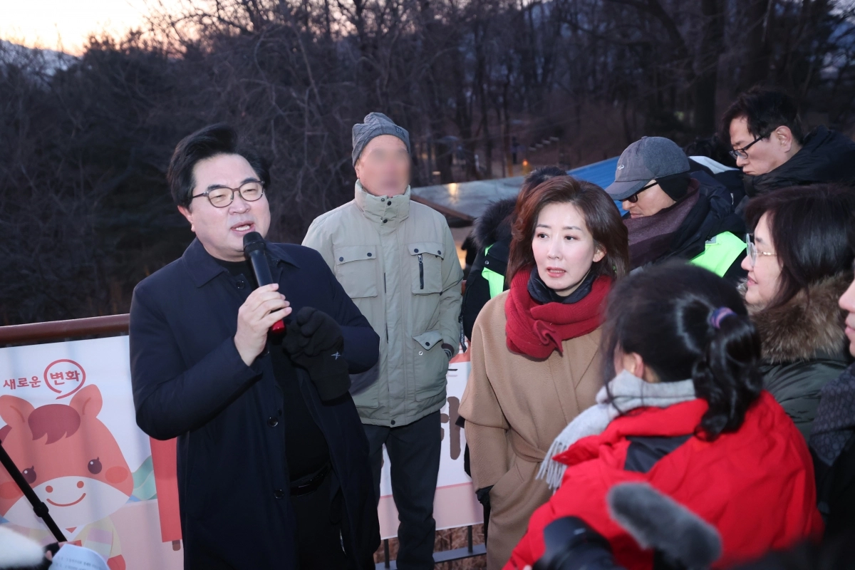 박일하(맨 왼쪽) 동작구청장이 지난 1일 서달산 해맞이광장에서 열린 신년 행사에 참석해 나경원(왼쪽 세번째) 국민의힘 의원과 함께 주민들에게 인사말을 하고 있다. 동작구 제공