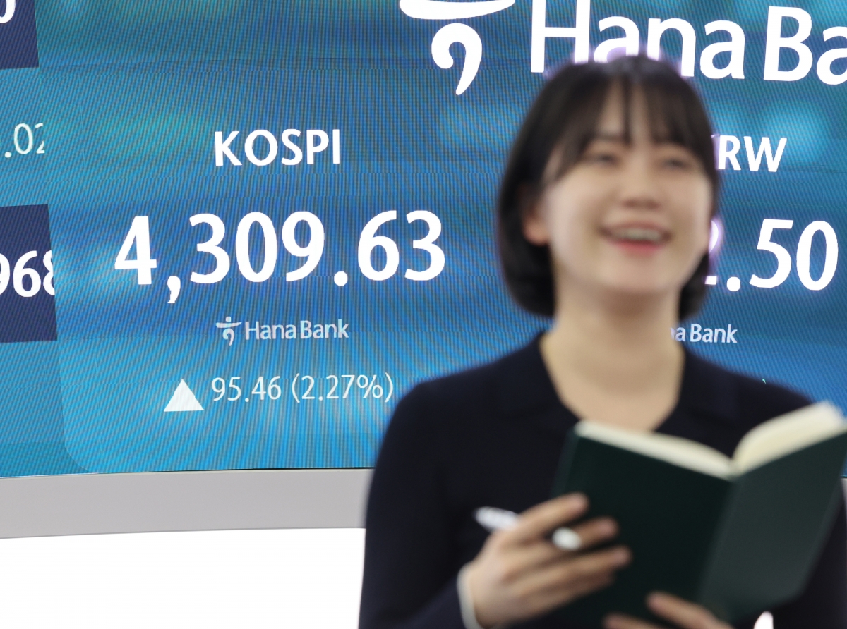 올해 첫 거래일인 2일 서울 중구 하나은행 딜링룸에서 한 딜러가 활짝 웃고 있다. 이날 코스피는 전장보다 95.46포인트(2.27%) 급등한 4309.63으로 장을 마쳤다. 연합뉴스