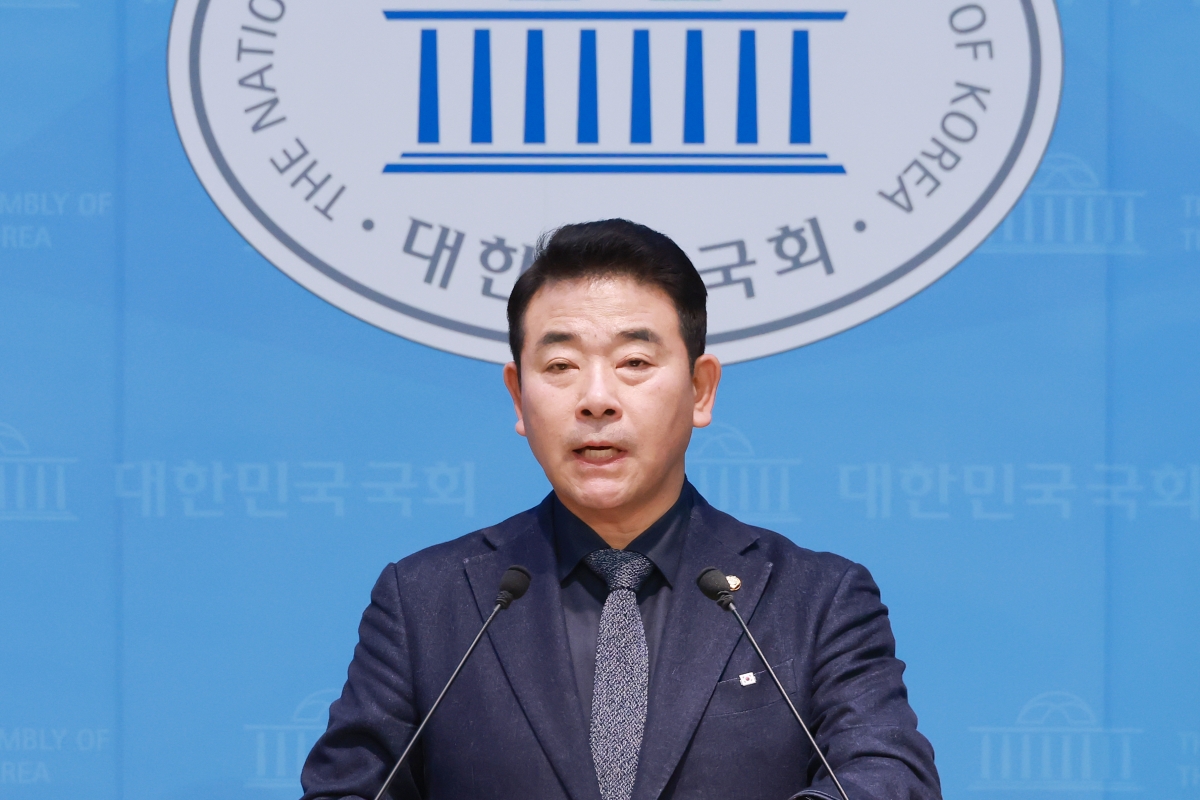 박정 더불어민주당 의원이 2일 국회 소통관에서 원내대표 보궐선거 출마를 선언하고 있다. 연합뉴스