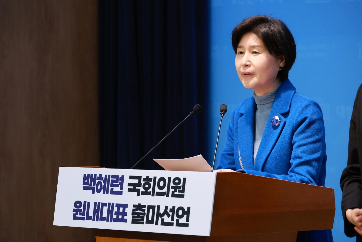 백혜련 더불어민주당 의원이 2일 국회 소통관에서 원내대표 보궐선거 출마를 선언하고 있다. 연합뉴스