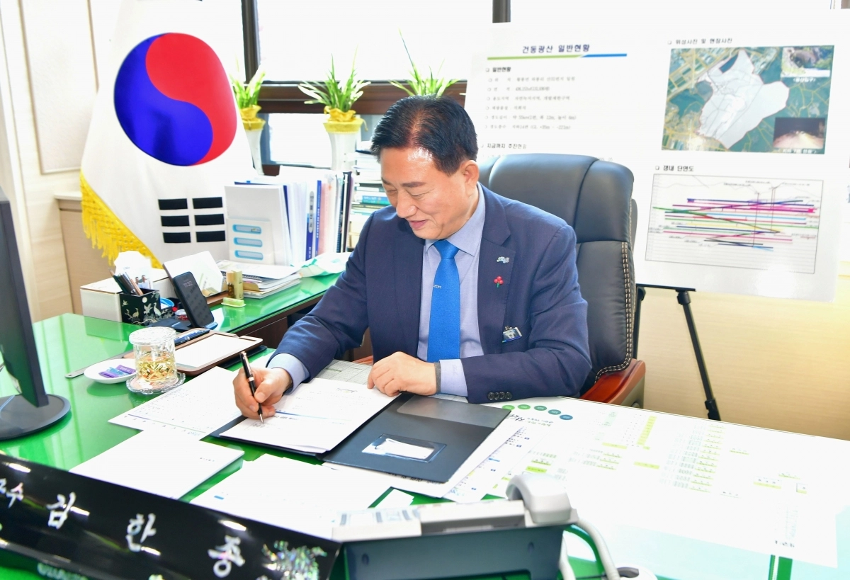 김한종 장성군수가 2일 집무실에서 대통령께 보내는 건의 서한문에 서명하고 있다. (장성군 제공)