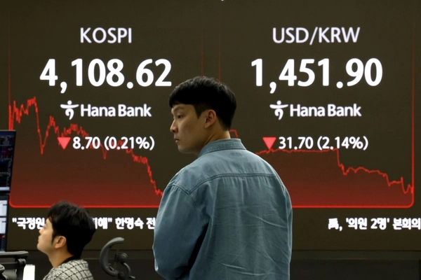 코스피 지수가 하락 마감한 지난달 24일 서울 중구 하나은행 본점 딜링룸 현황판에 전장보다 8.70포인트 하락한 4,108.62를 나타내고 있다. 이날 원/달러환율은 정부의 환율 대책과 당국의 구두 개입에 30원 넘게 급락했다. 뉴스1