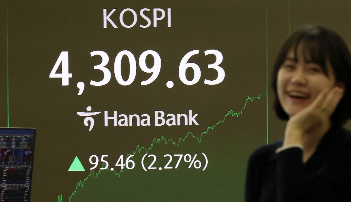 thumbnail - 반도체 날았다… 코스피 4300 돌파<br>성장률 2% 기대 속 고환율·수출 변수