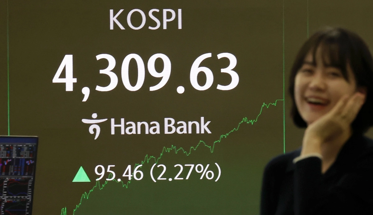[서울=뉴시스] 홍효식 기자 = 코스피가 전 거래일(4214.17) 보다 95.46p(2.27%) 오른 4309.63에 마감한 2일 오후 서울 중구 하나은행 딜링룸 전광판에 지수가 표시되고 있다.  코스닥 지수는 전 거래일(925.47) 보다 20.10p(2.17%) 오른 945.57에 거래를 마쳤다. 서울 외환시장에서 원·달러 환율은 전 거래일 주간거래 종가(1439원)보다 2.8원 오른 1441.8원에 마감했다. 2026.01.02. yesphoto@newsis.com