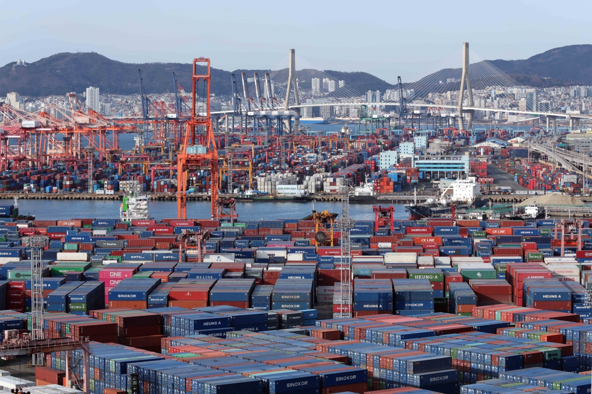 [부산=뉴시스] 하경민 기자 =  부산 남구 신선대(사진 아래) 및 감만(위) 부두 야적장에 수출입 컨테이너가 쌓여 있다. 2026.01.01. yulnetphoto@newsis.com