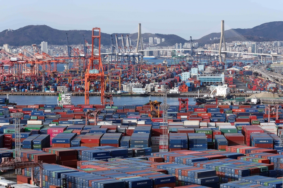 [부산=뉴시스] 하경민 기자 =  부산 남구 신선대(사진 아래) 및 감만(위) 부두 야적장에 수출입 컨테이너가 쌓여 있다. 2026.01.01. yulnetphoto@newsis.com