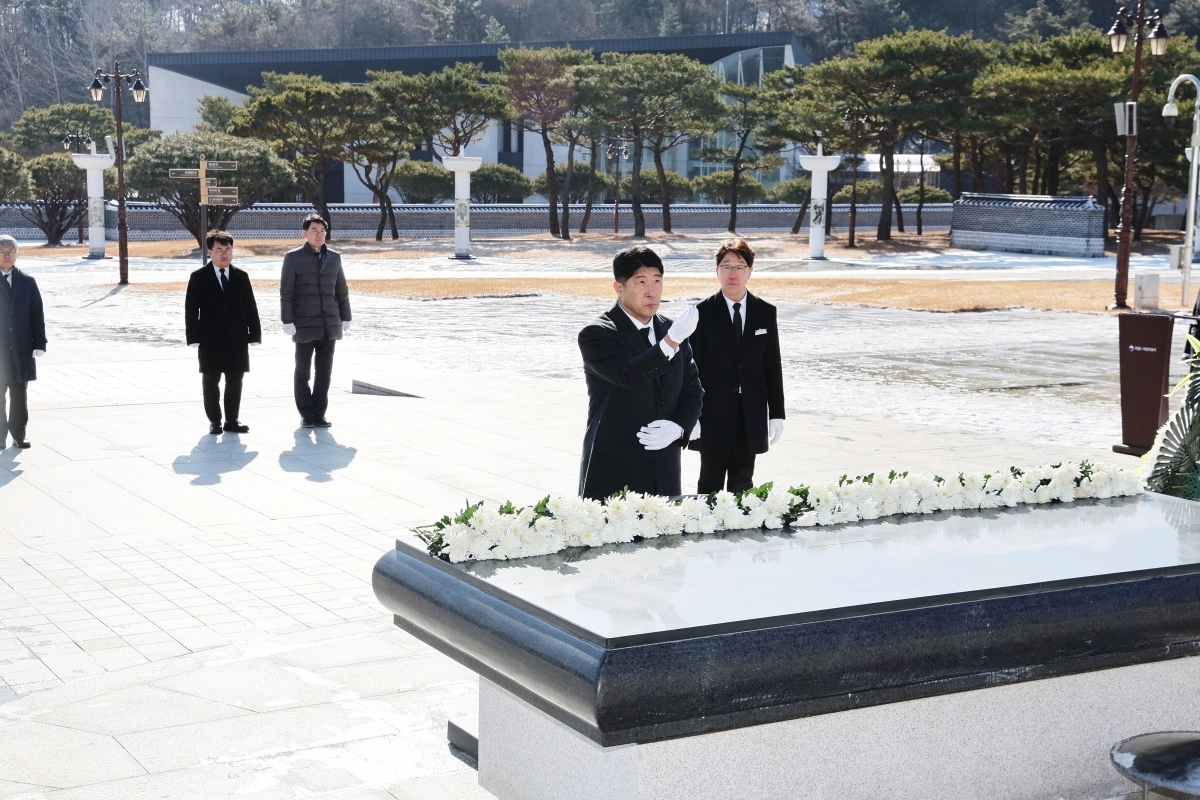 김학선 광주지방국세청장이 2일 시무식에 앞서 5·18  국립묘지를 참배해 헌화·분향하고 있다. (광주지방국세청 제공)