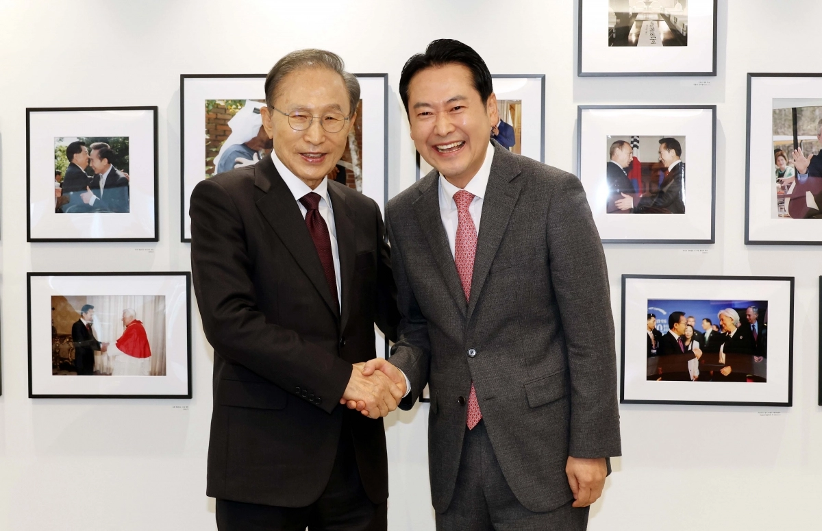 장동혁 국민의힘 대표가 2일 서울 서초구 청계재단에서 이명박 전 대통령을 만나 기념 촬영하고 있다. 국회사진기자단