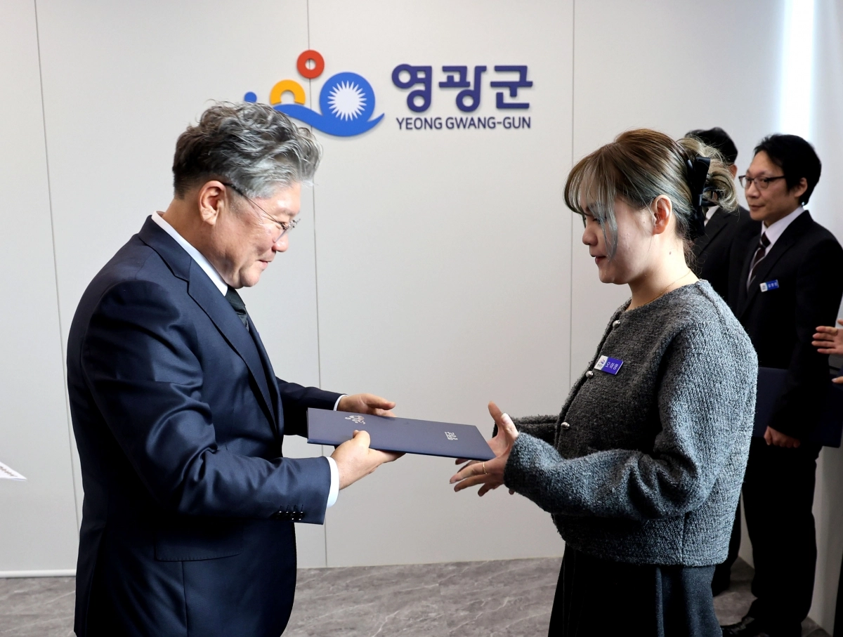 장세일 영광군수가 2일 결혼이민자 베트남 출신 첫 여성 공무원에게 사령장을 주고 있다. (영광군 제공)
