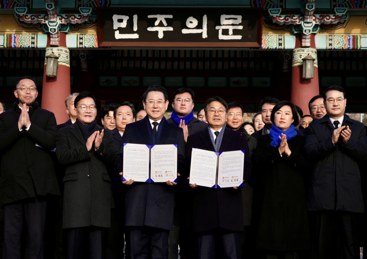 강기정 광주시장과 김영록 전남지사가 2일 국립5·18민주묘지에서 합동참배를 한 후 ‘통합 지방정부 추진 공동선언문’을 발표하고 있다. 광주광역시 제공