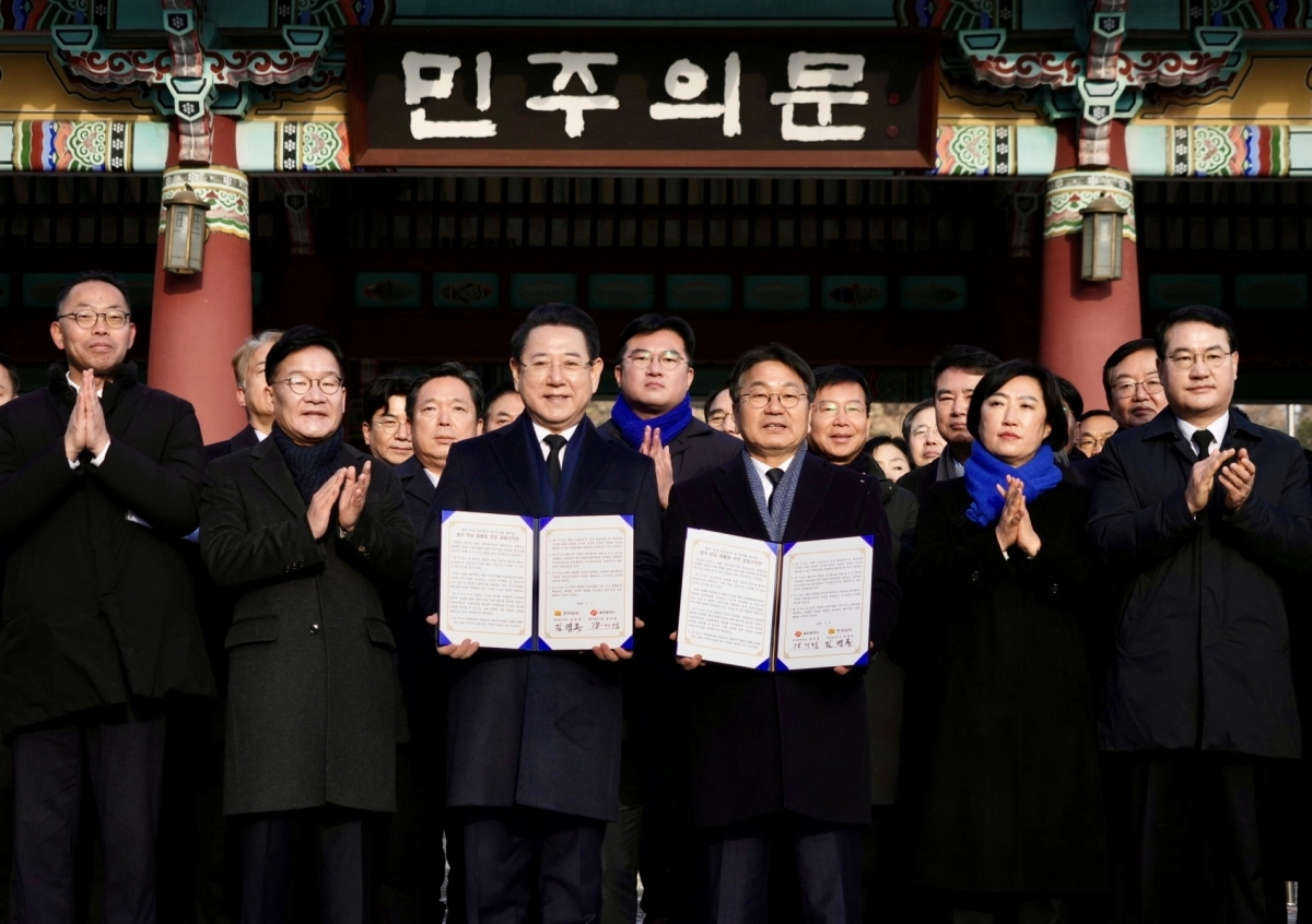 강기정 광주시장과 김영록 전남지사가 2일 국립5·18민주묘지에서 합동참배를 한 후 ‘통합 지방정부 추진 공동선언문’을 발표하고 있다. 광주광역시 제공