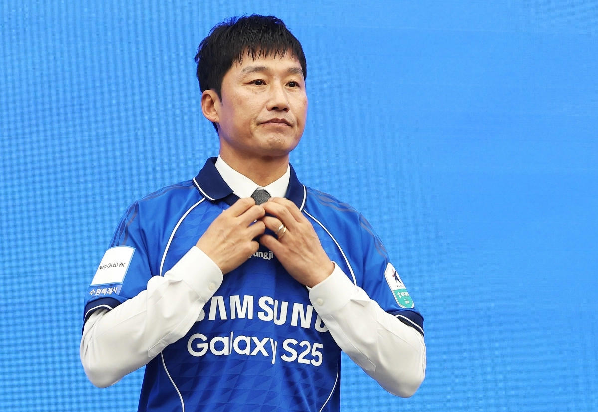 프로축구 K리그2 수원 삼성 블루윙즈 이정효 신임 감독이 2일 경기 수원시 권선구 도이치오토월드에서 열린 취임식에서 유니폼을 입고 포즈를 취하고 있다. 2026.1.2 연합뉴스