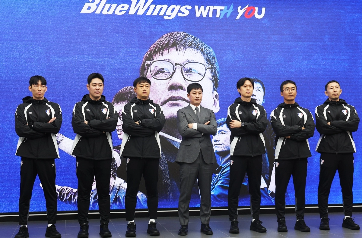 프로축구 K리그2 수원 삼성 블루윙즈 이정효(가운데) 신임 감독이 2일 경기 수원시 권선구 도이치오토월드에서 열린 취임식에서 코치진과 포즈를 취하고 있다. 2026.1.2 연합뉴스