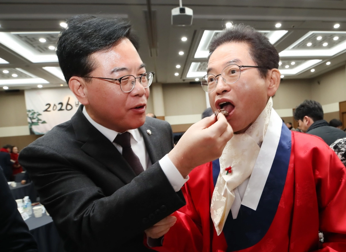 송언석·이철우 ‘축하 떡 나누며’