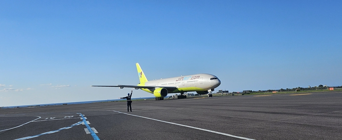 2일 낮 12시 25분쯤 제주국제공항에서 출발해 포항경주공항으로 갈 예정이던 진에어 LJ436편 여객기에서 연기가 발생해 승객들이 내리는 소동이 벌어졌다. 제주 강동삼 기자