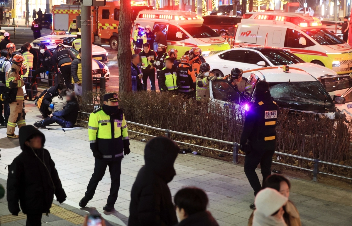 2일 오후 6시쯤 서울 지하철 1호선 종각역 인근에서 택시가 인도로 돌진해 횡단보도에서 신호 대기 중이던 시민들을 들이받는 사고가 발생했다. 2026.1.2 뉴스1