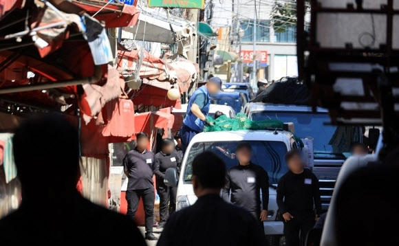 10일 서울북부지법 관계자, 구청 공무원, 용역 직원 등이 재개발이 추진 중인 서울 성북구 신월곡1구역의 성매매 업소 명도집행을 하고 있다 2025.9.10. 연합뉴스