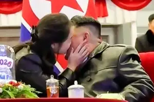 [포토] ‘김정은 볼에 입 맞추는’ 주애… 새해 카운트다운