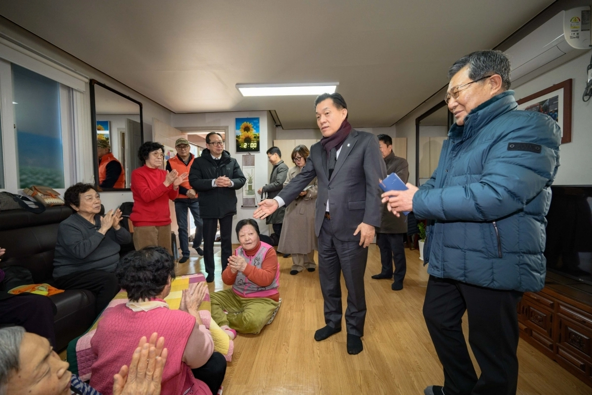 이재준 수원시장이 2일 새터경로당에서 어르신들과 이야기를 나누고 있다. (수원시 제공)