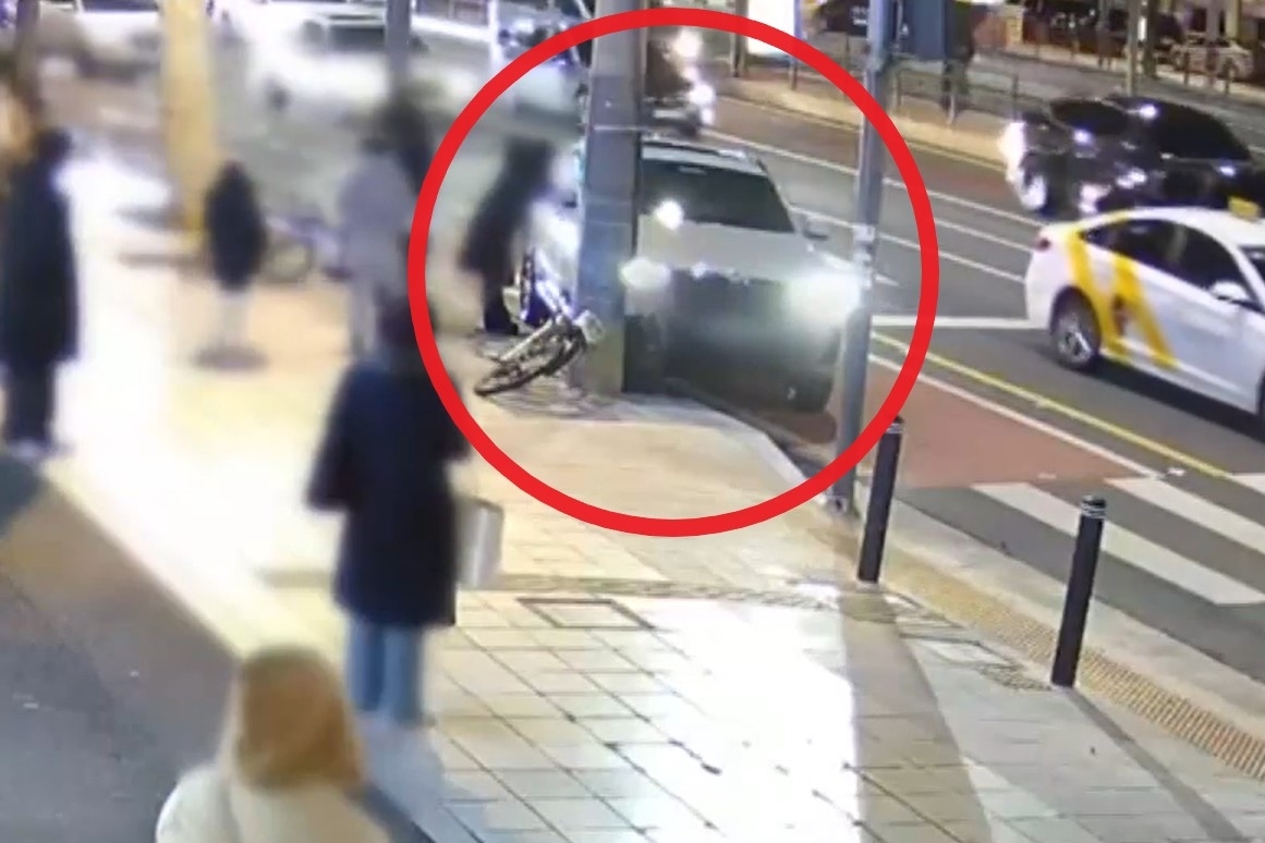 지난달 31일 오후 6시 50분쯤 서울 광진구 화양동 한 대로변에서 유명 여성 인터넷방송인(BJ)이 약물을 복용한 상태로 운전하다 전봇대를 들이받는 사고를 냈다. MBN 보도화면 캡처