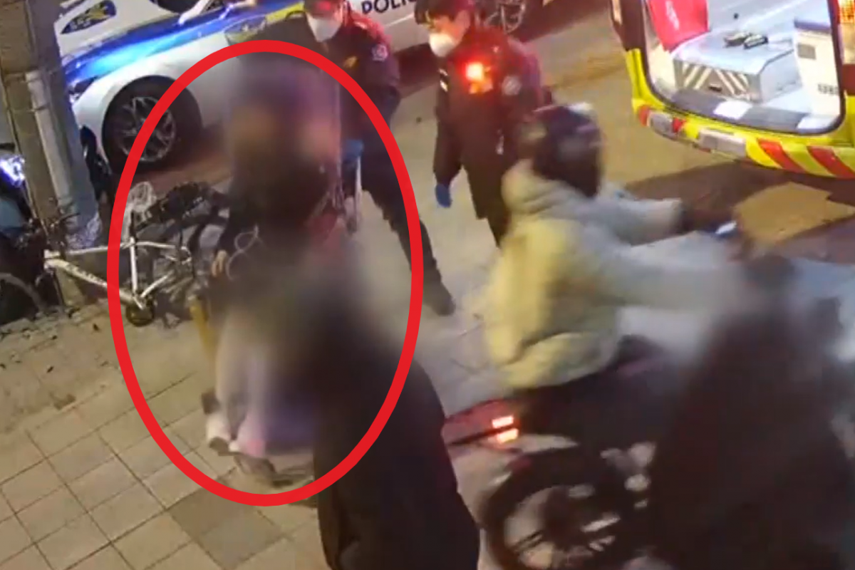 지난달 31일 오후 6시 50분쯤 서울 광진구 화양동 한 대로변에서 약물을 복용한 상태로 운전하다 전봇대를 들이받는 사고를 낸 유명 여성 인터넷방송인(BJ)이 들것에 실려 구급차로 옮겨지고 있다. MBN 보도화면 캡처