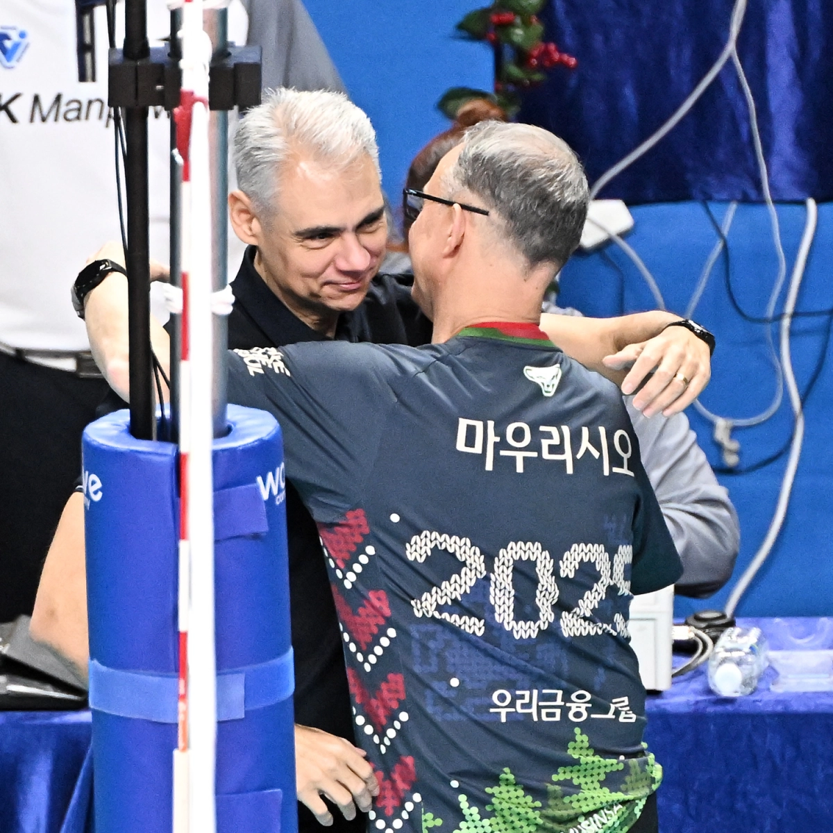 지난달 30일 나란히 지휘봉을 내려놓은 레오나르도 카르발류 KB손해보험 감독(왼쪽)과 마우리시오 파에스 우리카드 감독. KOVO 제공