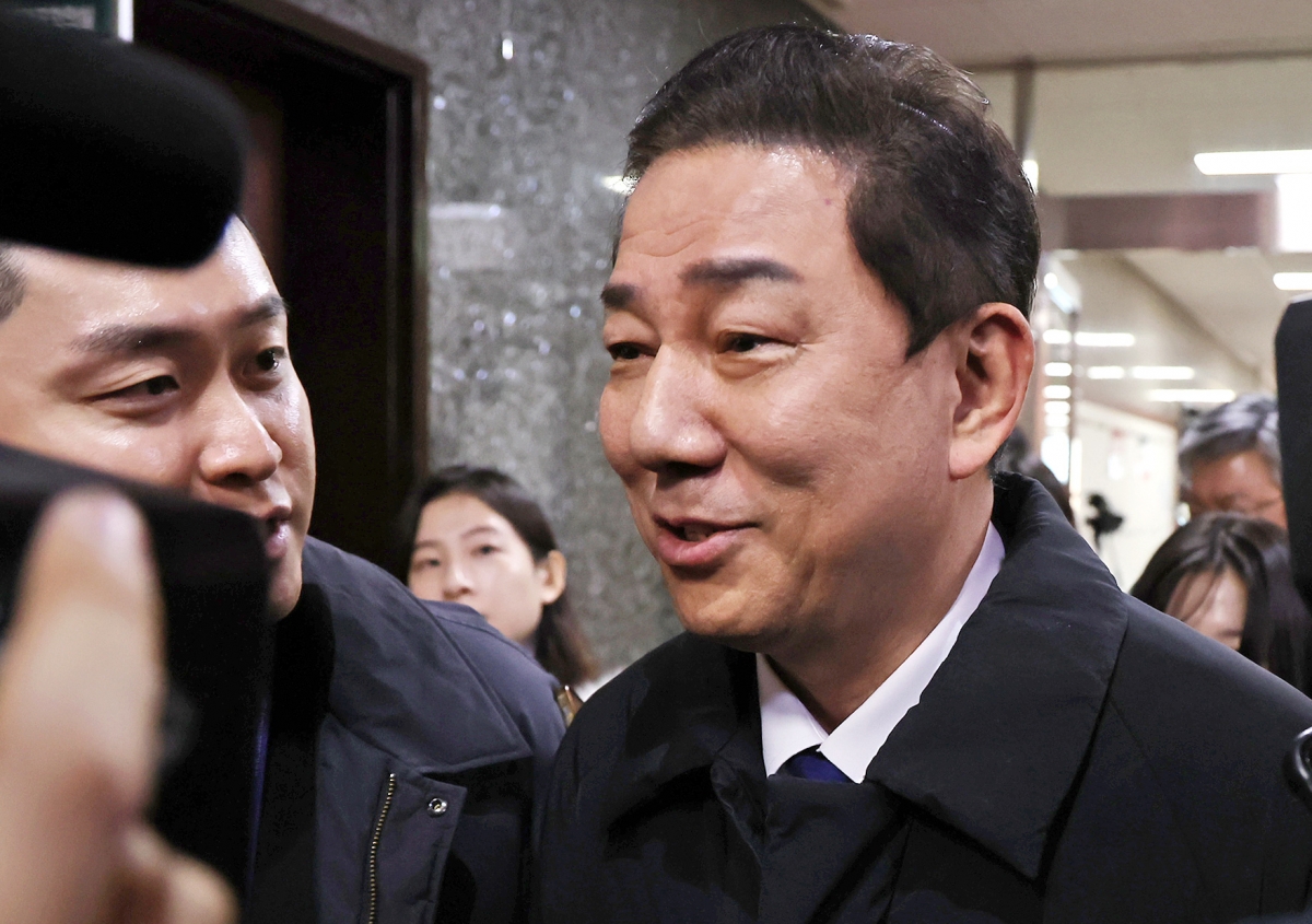 원내대표직을 사퇴한 김병기 더불어민주당 의원이 30일 서울 여의도 국회 내 민주당 원내대표실에서 나와 이동하고 있다. 2025.12.30 뉴스1