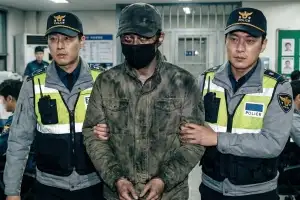 thumbnail - 21년 만에 돌아온 무기수… ‘출소 3개월’ 만에 노모를 잿더미 속에 묻다 thumbnail - 21년 만에 돌아온 무기수… ‘출소 3개월’ 만에 노모를 잿더미 속에 묻다