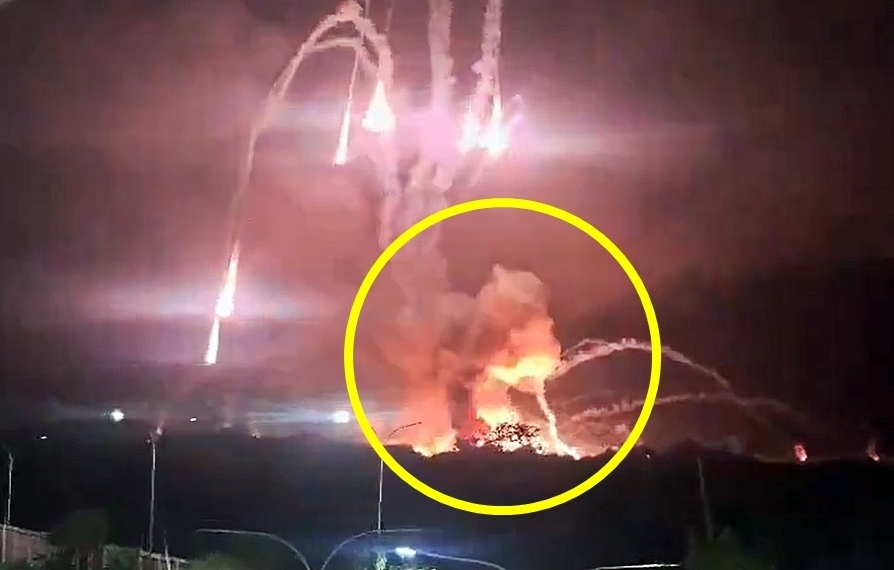 도널드 트럼프 미국 대통령은 3일(현지시간) 니콜라스 마두로 베네수엘라 대통령을 생포해 베네수엘라 밖으로 이송했다고 발표했다. 앞서 이날 베네수엘라는 미국으로부터 중대한 군사적 공격을 받았다고 밝힌 바 있다. 사진은 베네수엘라 수도 카라카스에서 미군 공격에 따른 화염이 솟구치는 모습. 2025.1.3 엑스