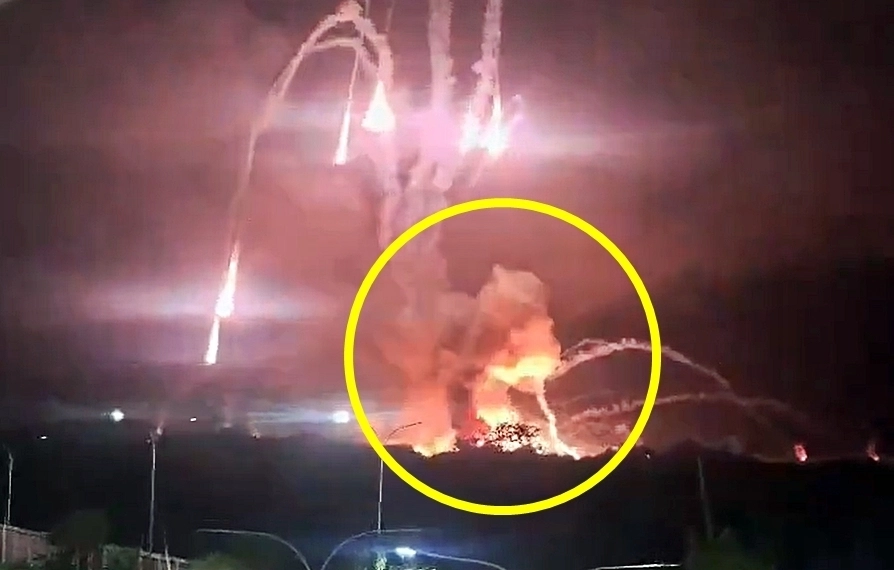 도널드 트럼프 미국 대통령은 3일(현지시간) 니콜라스 마두로 베네수엘라 대통령을 생포해 베네수엘라 밖으로 이송했다고 발표했다. 앞서 이날 베네수엘라는 미국으로부터 중대한 군사적 공격을 받았다고 밝힌 바 있다. 사진은 베네수엘라 수도 카라카스에서 미군 공격에 따른 화염이 솟구치는 모습. 2025.1.3 엑스