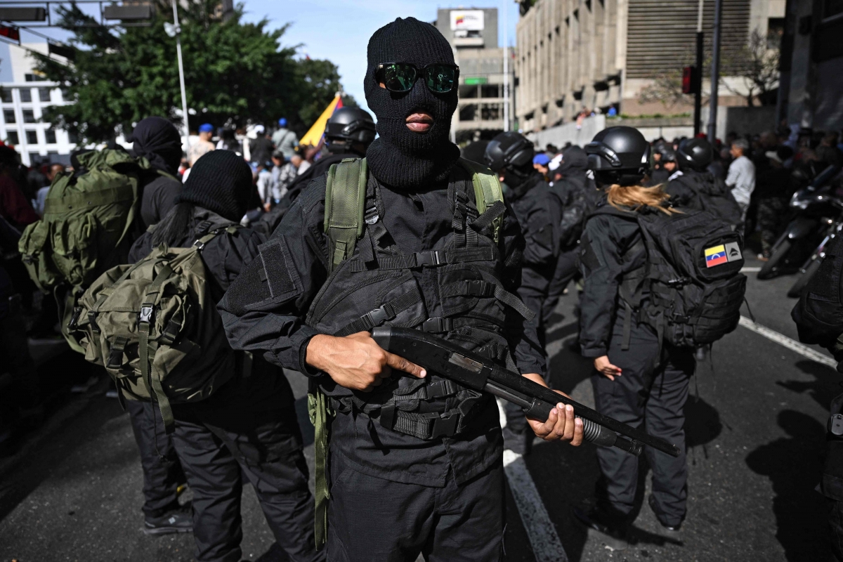 3일(현지시간) 미국의 공격으로 니콜라스 마두로 대통령이 체포된 베네수엘라 수도 카라카스에 무장한 군인들이 배치돼 있다. AFP 연합뉴스