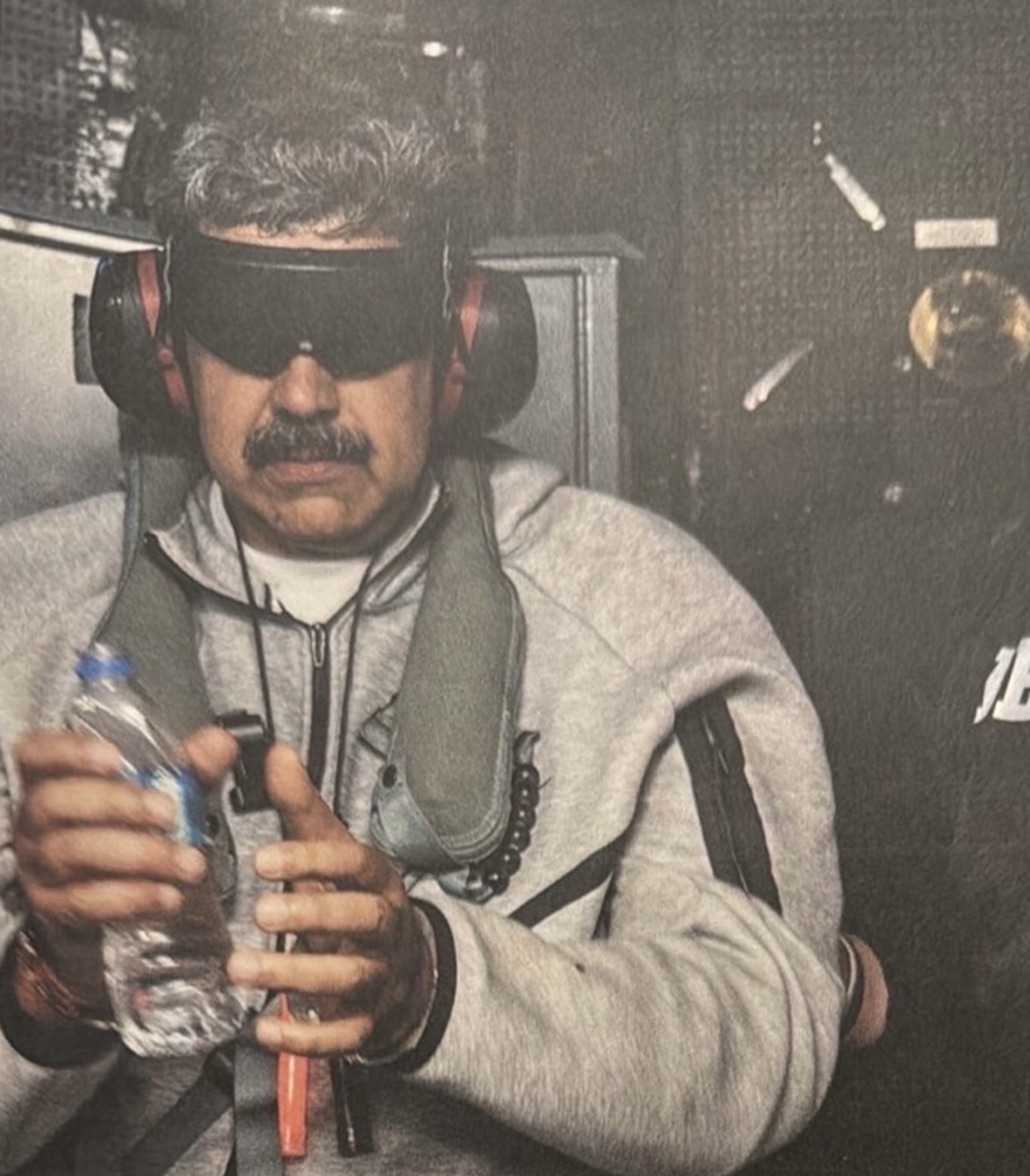 도널드 트럼프 미국 대통령이 3일(현지시간) 미군이 기습적인 군사 작전으로 체포한 니콜라스 마두로 베네수엘라 대통령의 근황 사진을 공개했다. 2025.1.4 트루스소셜