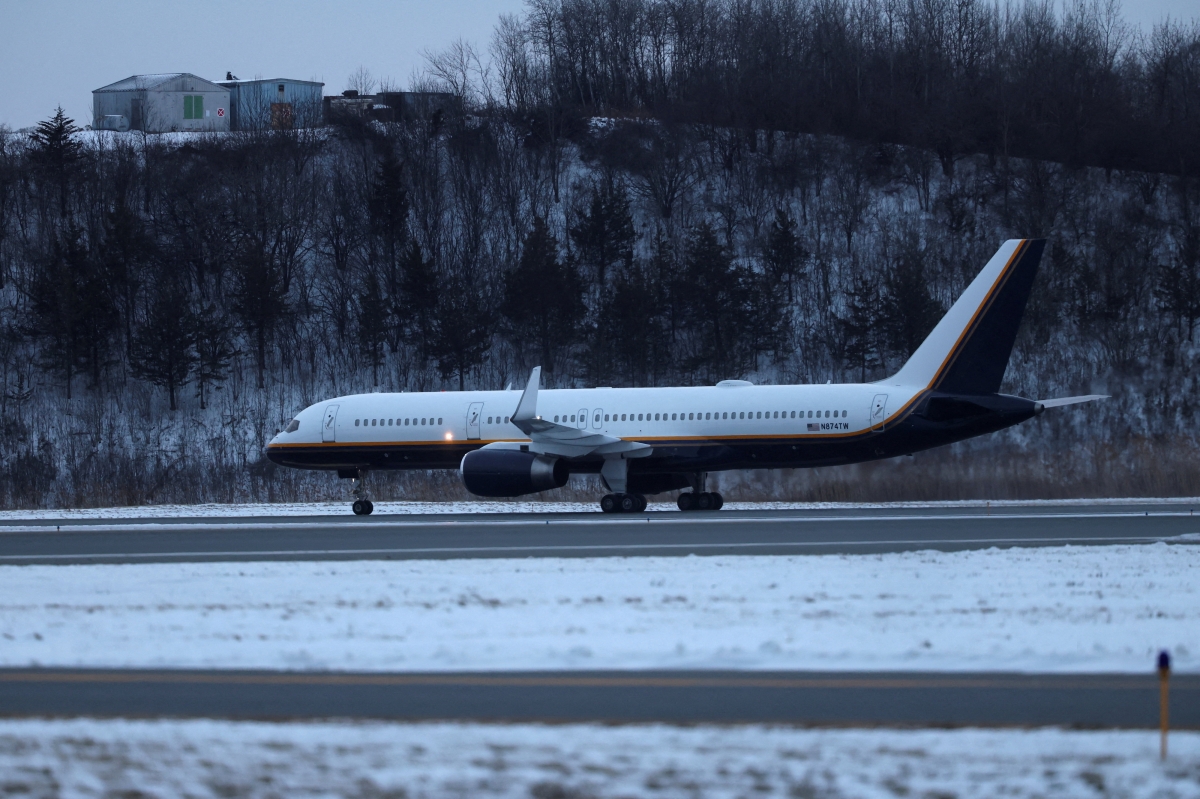 니콜라스 마두로 베네수엘라 대통령과 그의 부인 실리아 플로레스가 탑승한 비행기가 3일(현지시각) 미국 뉴욕주 뉴버그에 위치한 스튜어트 공군 주방위군 기지에 착륙한 뒤 활주로를 이동하고 있다. 로이터 연합뉴스